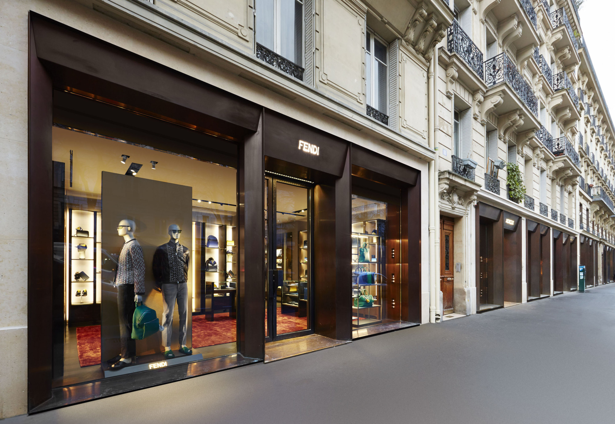 Shopping Marais goes to luxury Paris Capitale