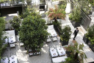 La terrasse de l’hôtel Les Jardins du Faubourg