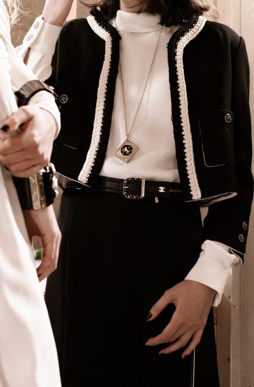 La veste tweed Chanel, sous toutes les coutures
