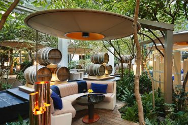 Le Bar 8 du Mandarin Oriental Paris ouvre sa terrasse d'hiver en collaboration avec la Maison Martell
