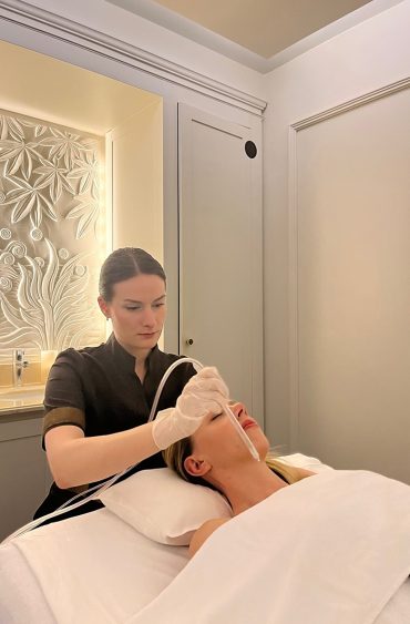 Un soin expert, le Jet Peel visage au CHI, The Spa