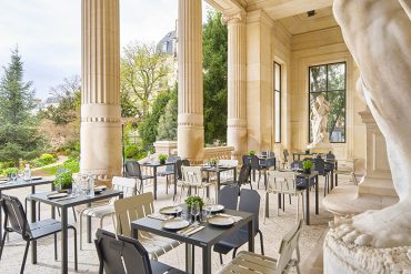 A fashion meal in the gardens of the Galliera palace