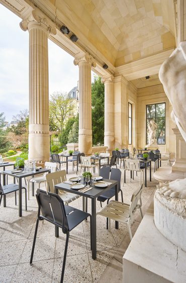 Un repas fashion dans les jardins du palais Galliera