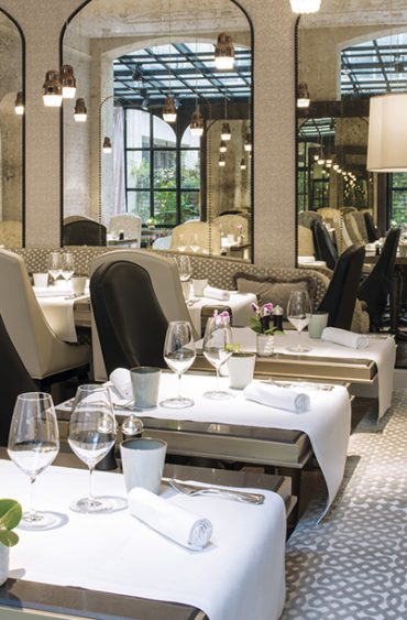 Repas gastronomique dans une oasis bucolique