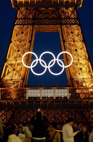La Tour Eiffel aux couleurs olympiques
