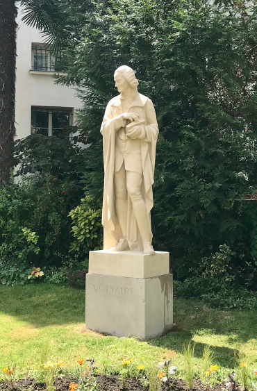 La statue de Voltaire retrouve sa place