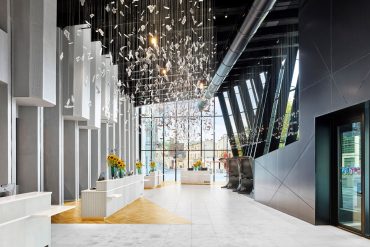 Un hôtel dans une ancienne tour de bureaux