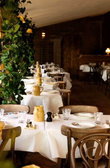 Une table nostalgique et chic face à la tour eiffel