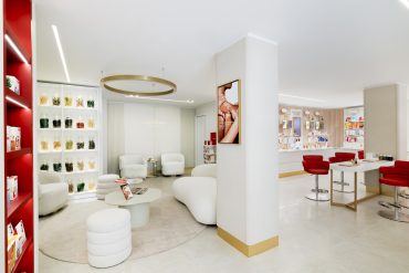 À Neuilly-sur-Seine, la boutique Clarins fait peau neuve