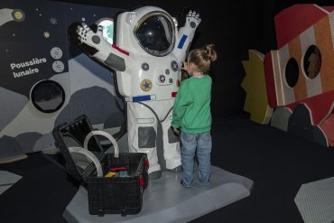 Les enfants font de petits pas sur la Lune au Musée de l’Air et de l’Espace