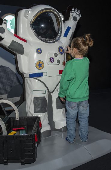 Les enfants font de petits pas sur la Lune au Musée de l’Air et de l’Espace