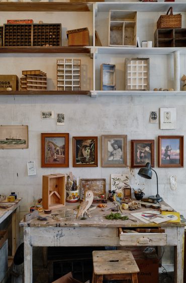 Wes Anderson recrée la magie de l’atelier de Joseph Cornell