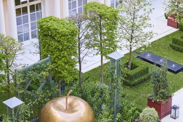 La pomme de New York de Claude Lalanne s’invite au Bristol Paris