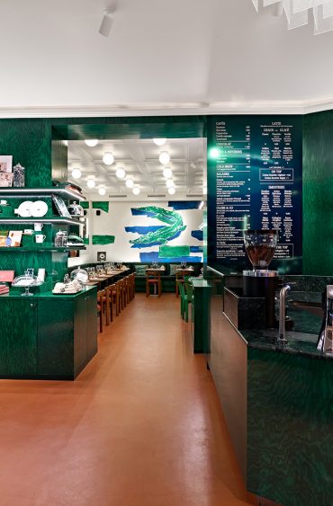 Café Lacoste, esprit tennis-chic à la française