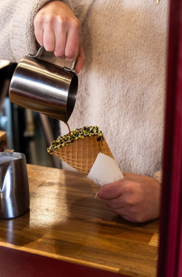 Cône ou l’art de boire du café dans un cornet
