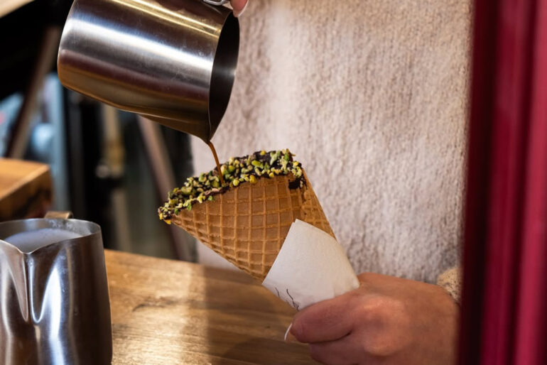 Cône ou l’art de boire du café dans un cornet