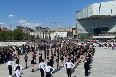 Une fanfare norvégienne fait vibrer le Faubourg Saint-Honoré