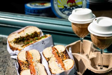 Petrossian x SISI Bagels : le bagel passe en mode luxe