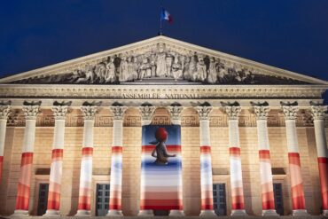 La colonnade de l’Assemblée nationale vibre aux couleurs de “Marianne rêve”