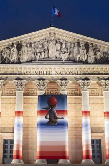 La colonnade de l’Assemblée nationale vibre aux couleurs de “Marianne rêve”